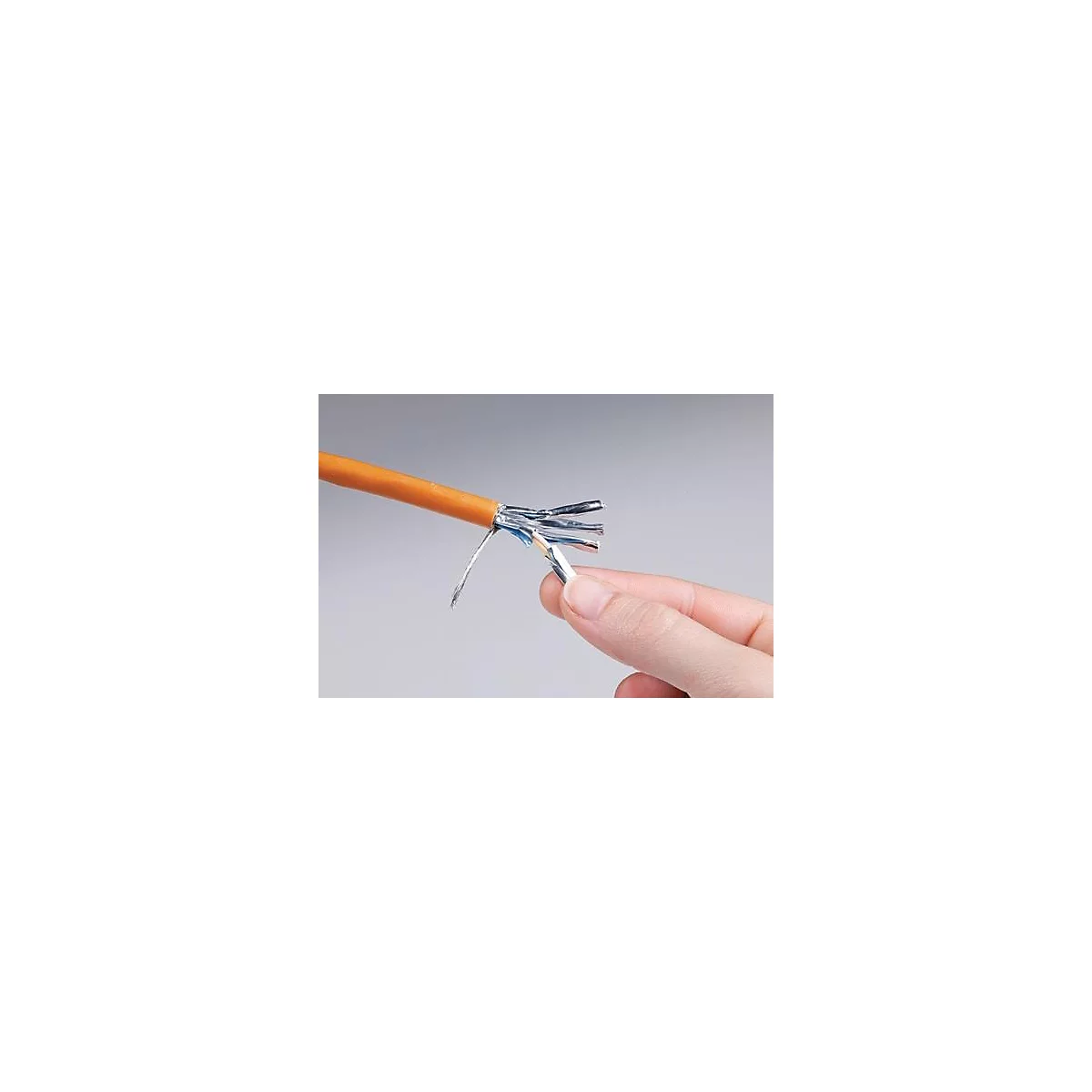 Une main tient un câble réseau coupé. La gaine du câble est orange, à l'intérieur se trouvent des fils colorés.