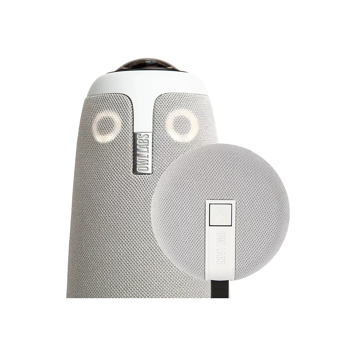Ein graues, eiförmiges Gerät mit zwei kreisförmigen Lichtern und einer Kuppel. Daneben liegt ein kleineres, rundes Detail. Beide tragen das Logo "OWL LABS".