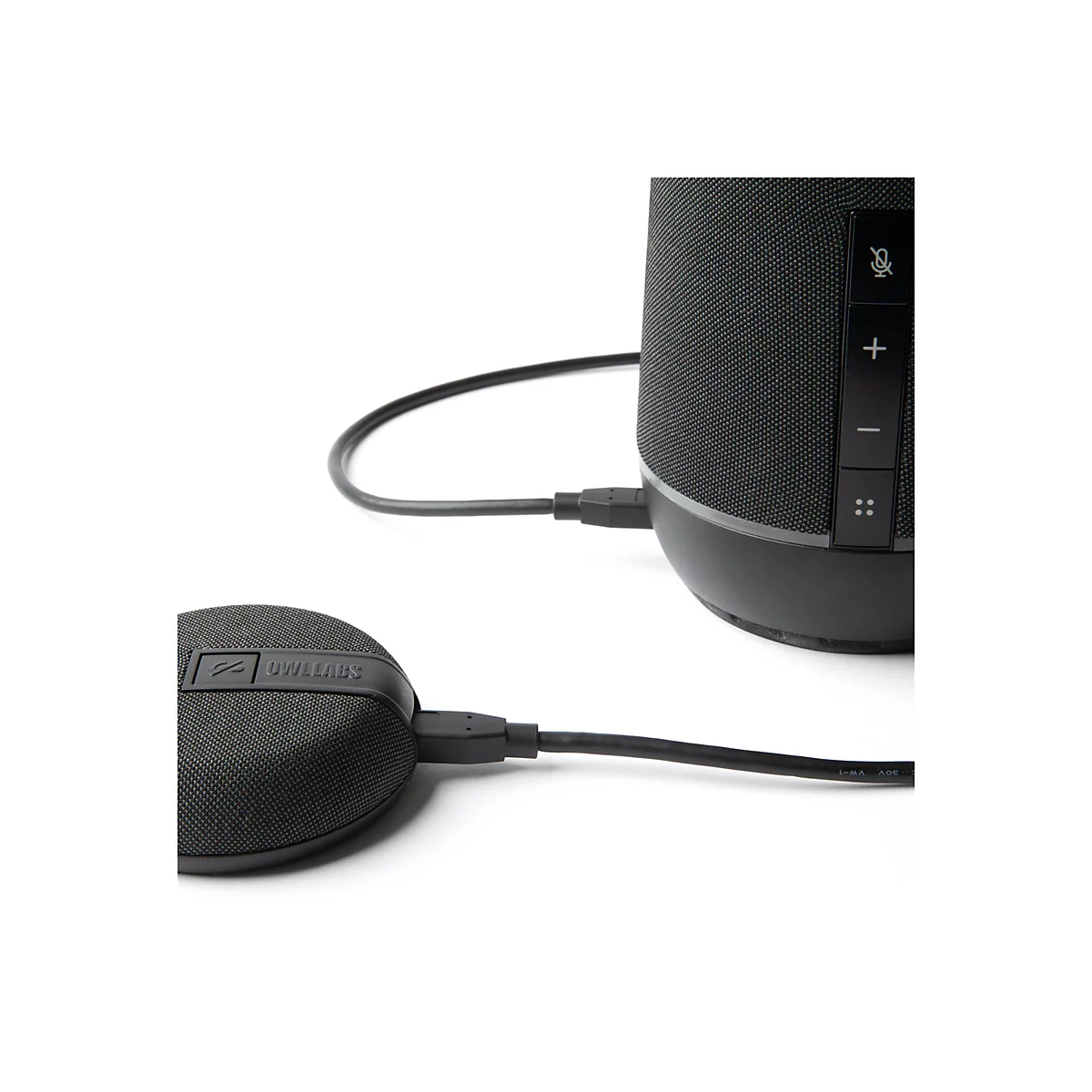 Schwarzer Lautsprecher mit Kabeln, daneben ein runder Lautsprecher mit Schriftzug. Beide sind mit einem USB-Kabel verbunden.