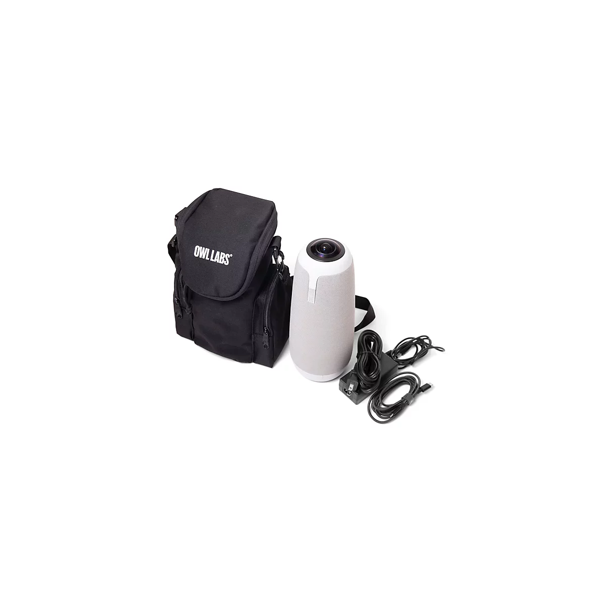 Ein Videokonferenzsystem mit Tragetasche, Netzteil und Kabeln. Die Konferenzkamera ist zylinderförmig und hat einen weißen Deckel. Die Tasche trägt den Aufdruck "OWL LABS".