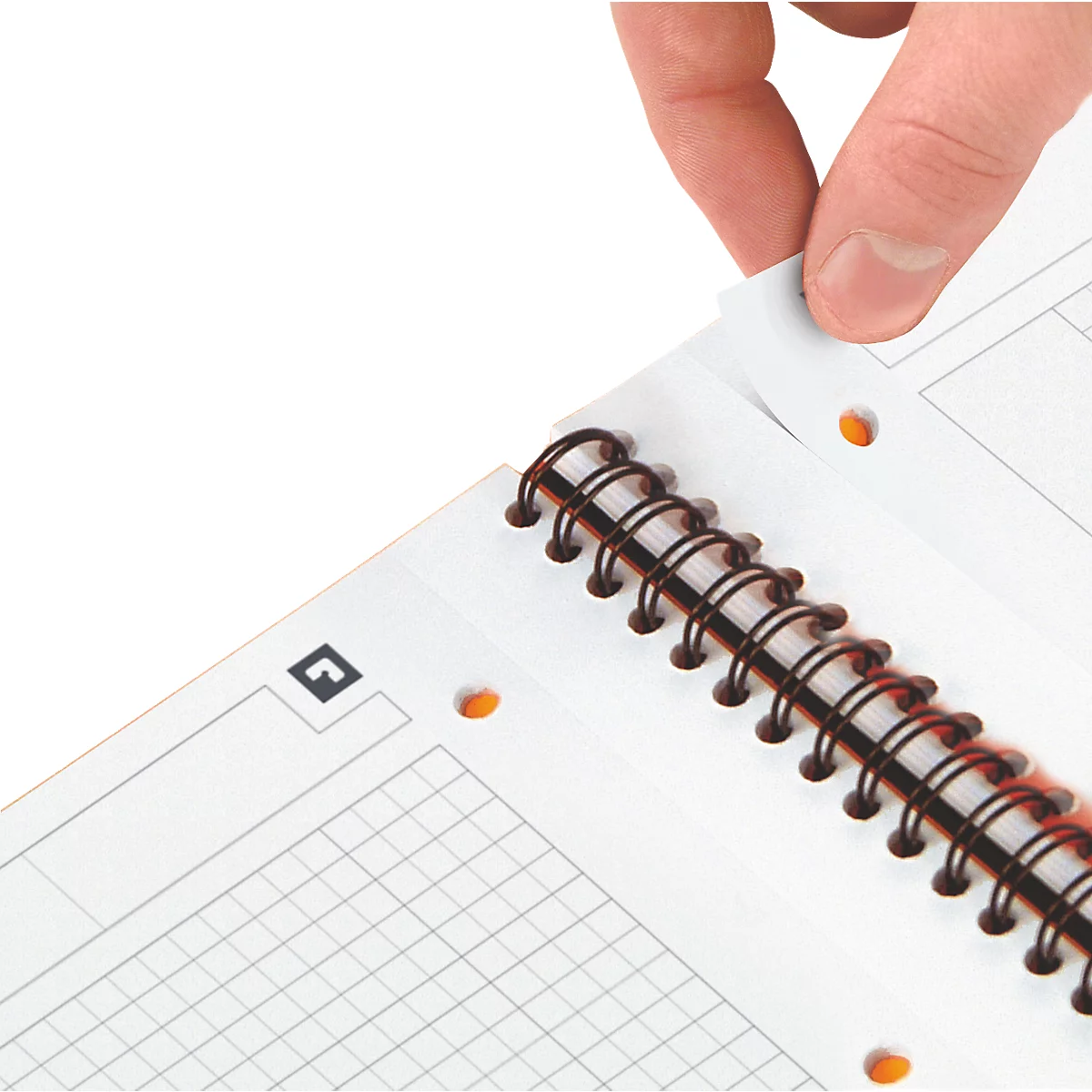 Close-up van een notitieboekje waarvan een pagina wordt omgeslagen door een hand. De spiraalbinding is duidelijk zichtbaar.