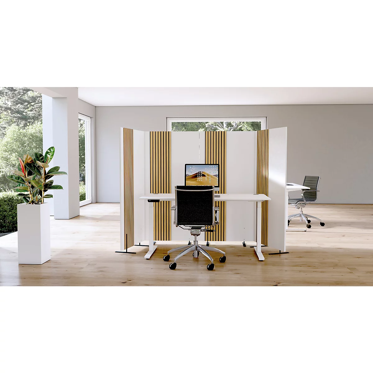 Kantoor met bureau, scheidingswand en plant. Er staat een monitor op het bureau. Op de achtergrond een andere werkplek.