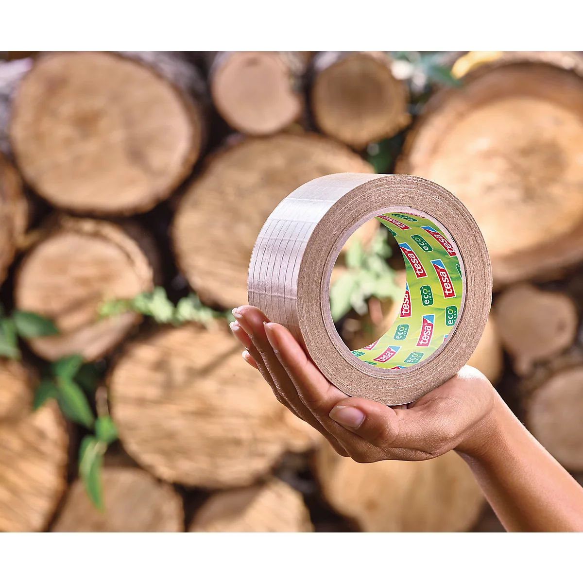 Packband tesapack® PAPER ULTRA STRONG ecoLogo® 56000, extrastarke Haftkraft, für Pakete bis 30 kg, reißfest, lösungsmittelfrei, recycelbar, Kraftpapier