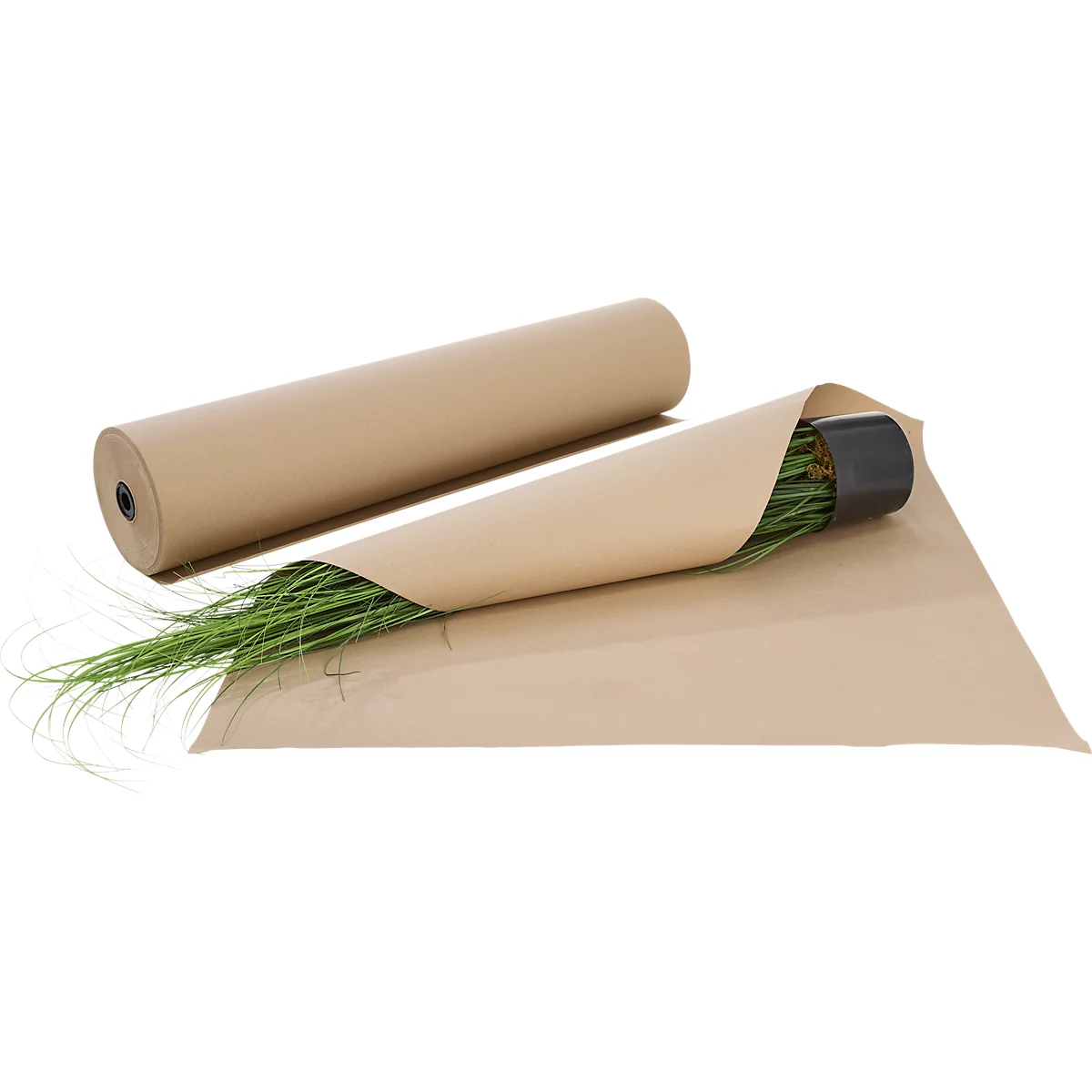 Eine Rolle braunes Packpapier und eine Pflanze in einem schwarzen Topf, die teilweise in braunes Papier eingewickelt ist.