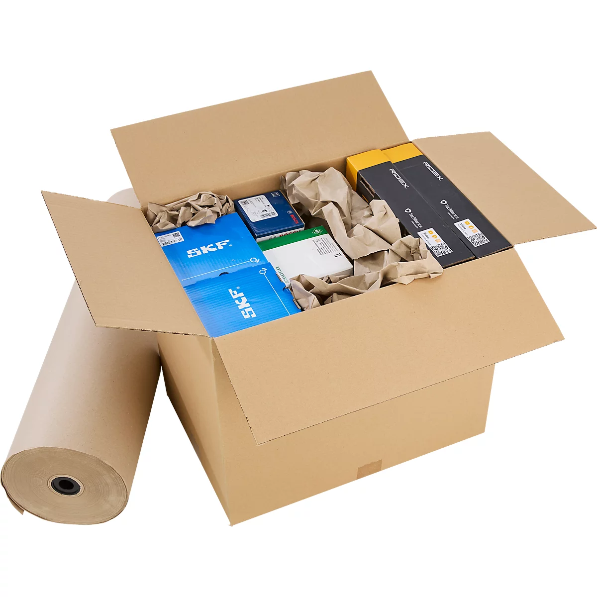 Offener Pappkarton mit verpackten SKF-Produkten und Füllpapier, daneben eine Rolle braunes Packpapier.