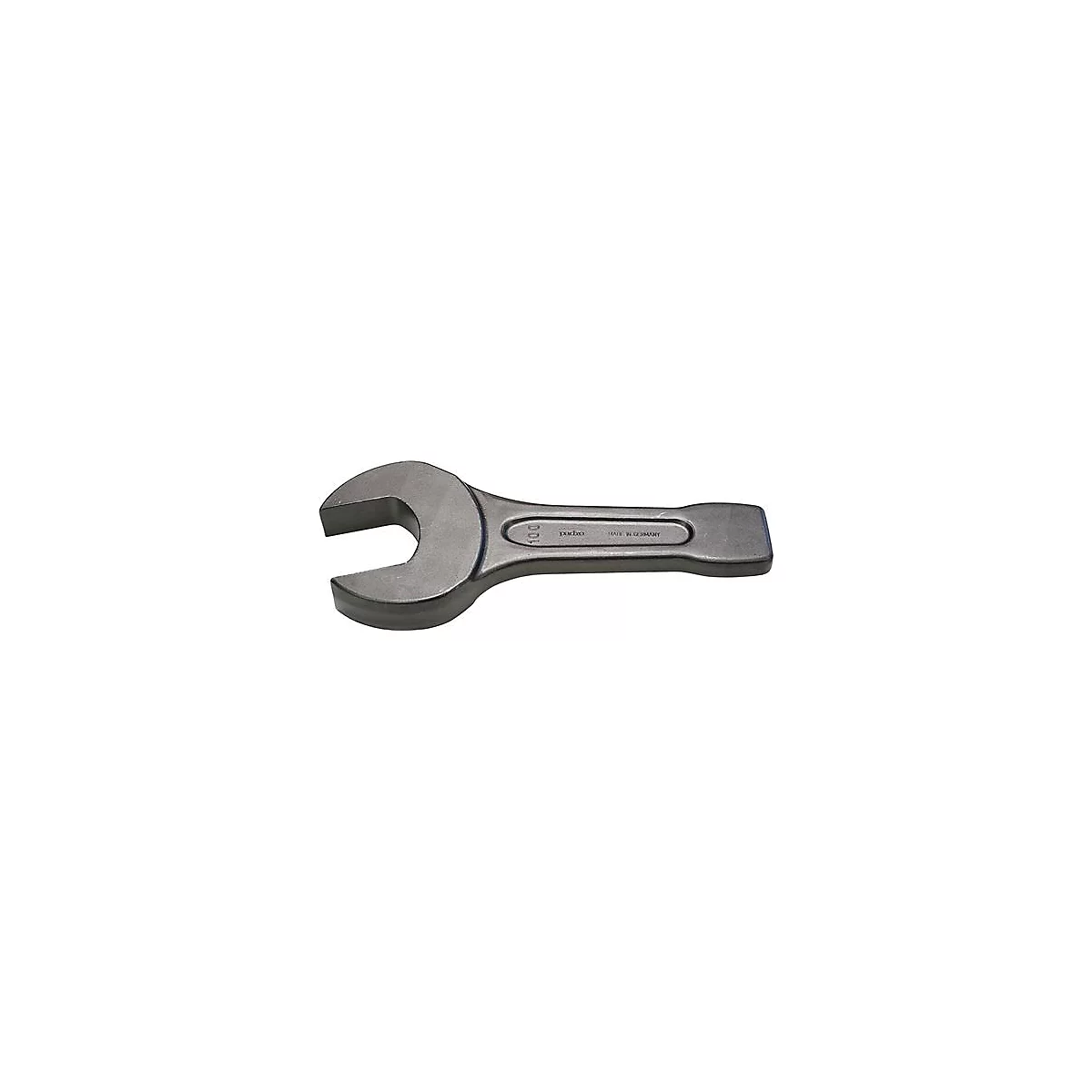 Een zware, grijze moersleutel tegen een witte achtergrond. De moersleutel heeft een brede, open kop en een lange steel.