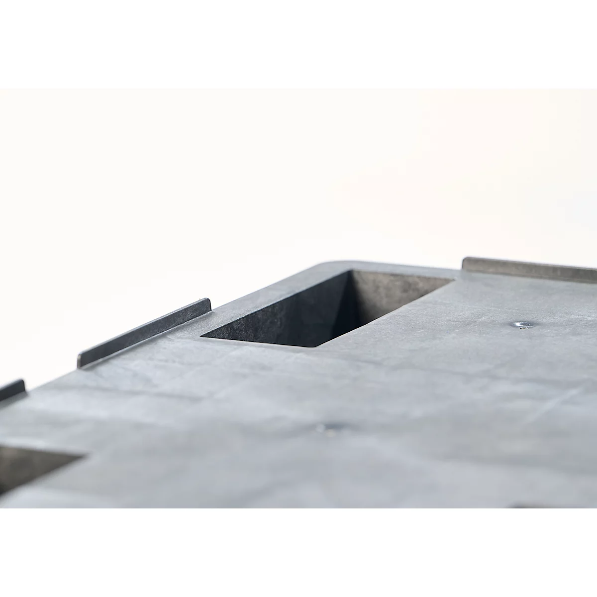 Palette plastique gerbable et réutilisable KIGAnesto®, 8 kg, plateau fermé, jusqu'à 3500 kg, gerbable, 100% matière recyclée, avec rebord, anthracite