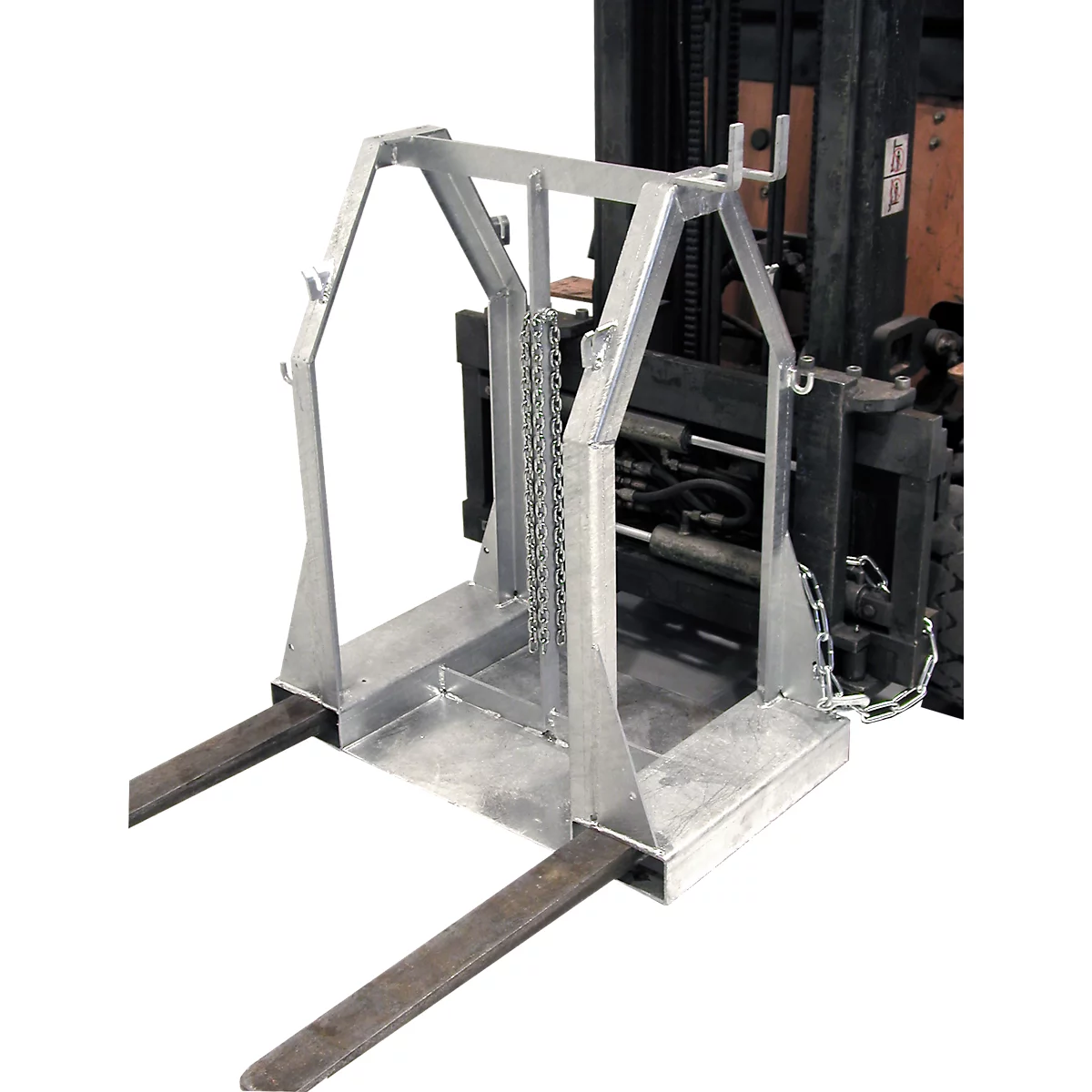 Accessoire pour chariot élévateur. Construction métallique, peinte en gris, avec sécurité par chaîne. Au premier plan, les dents de la fourche.