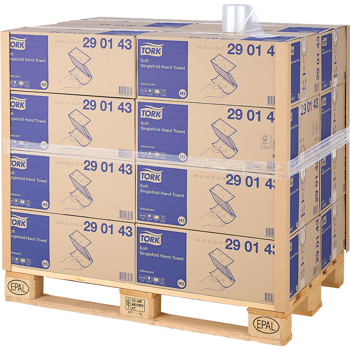 Een palletstapel met papieren handdoeken van het merk Tork, verpakt in dozen en verpakt met folie.