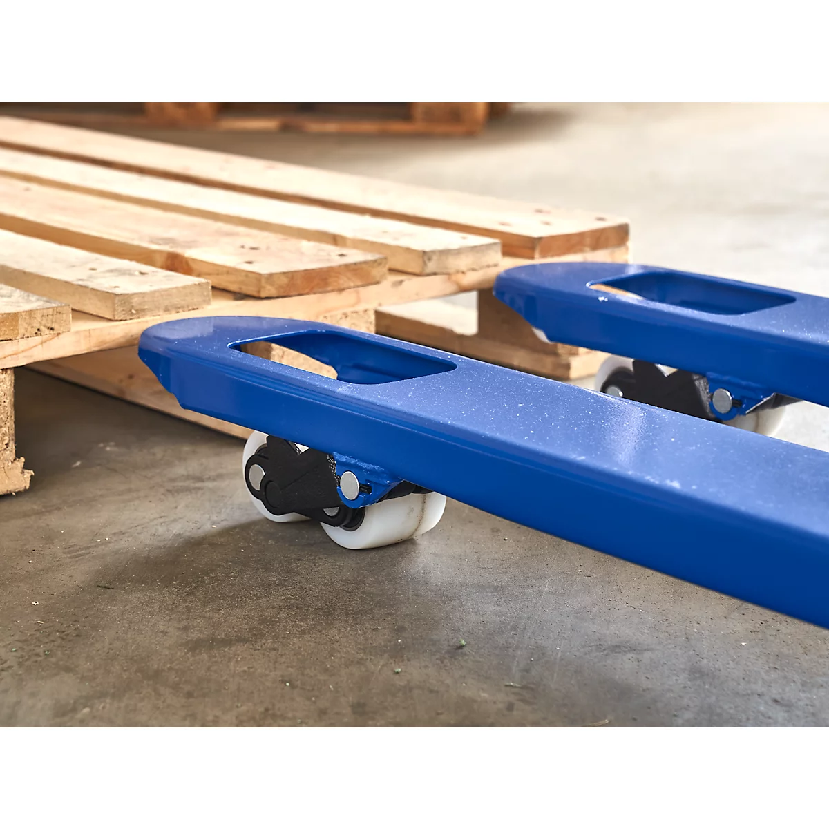Palletwagen, handmatig, rubberen zwenkwielen, nylon tandemwielen, vorklengte 1150 mm, tot 2500 kg, blauw