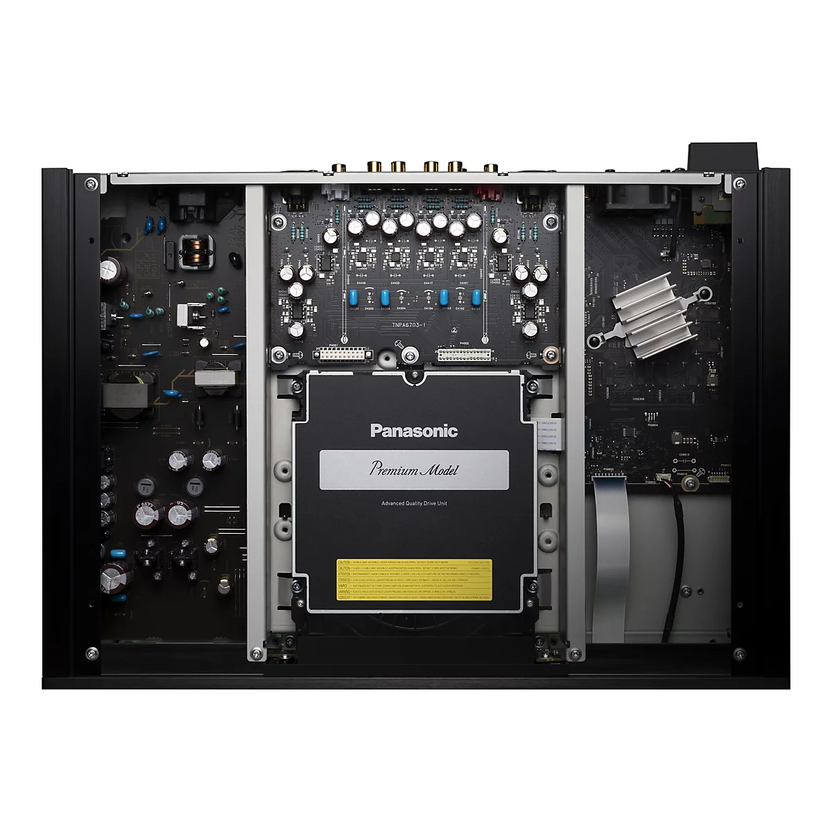 Detailaufnahme des Inneren eines elektronischen Geräts, wahrscheinlich eines Audioprodukts. Die Platine zeigt verschiedene elektronische Komponenten, das Panasonic-Logo und den Schriftzug Premium Model.