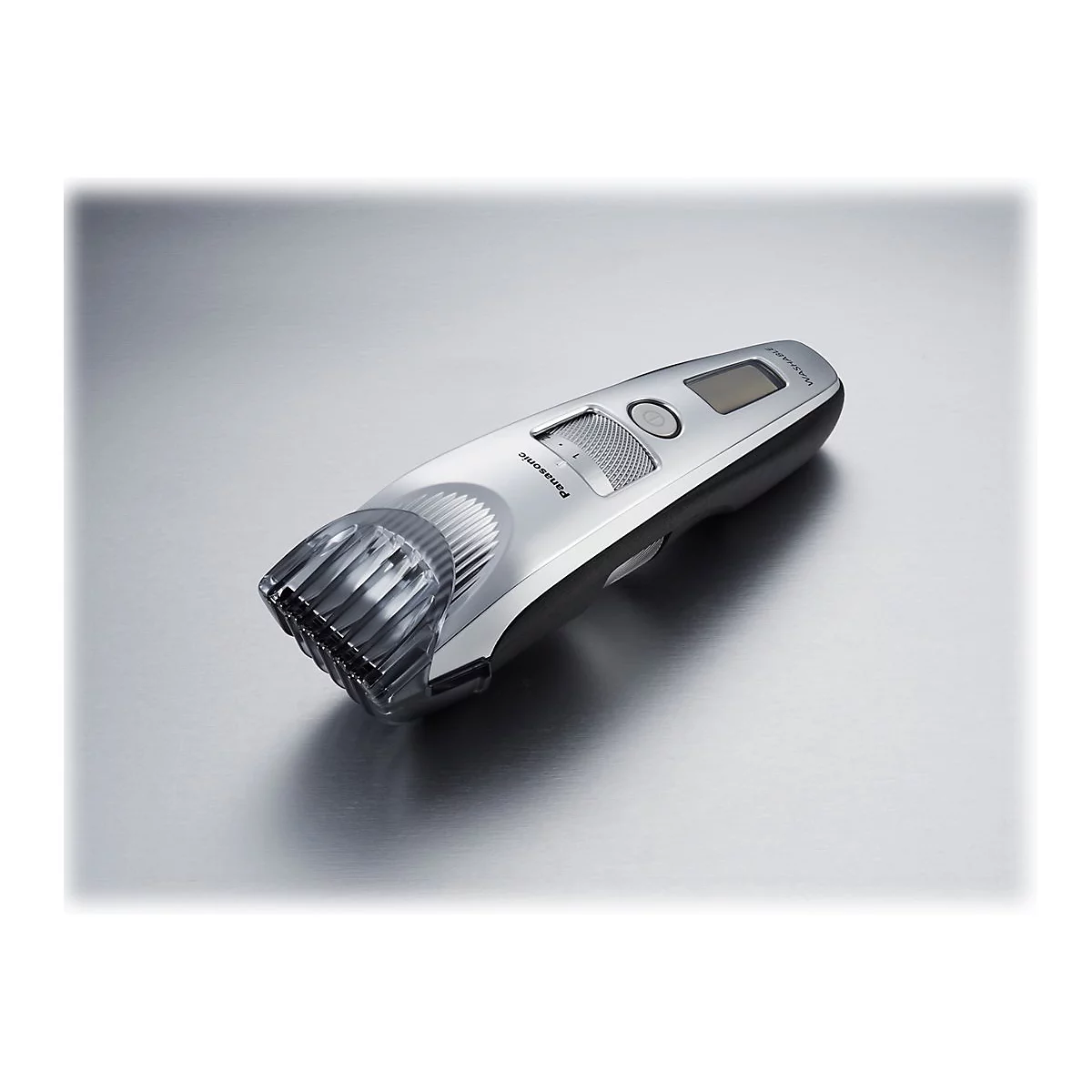 Silberner Bartschneider auf glänzender Oberfläche. Der Trimmer hat ein Display, einen Knopf und eine Einstellfunktion.