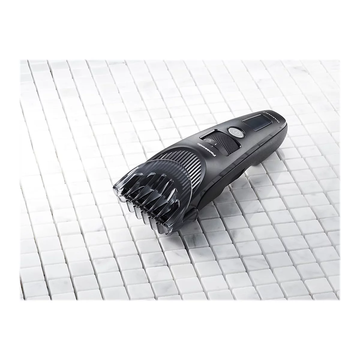 Schwarzer Bartschneider von Panasonic auf weißem Kachelhintergrund. Sichtbar sind Einstellräder und der Aufsatz.