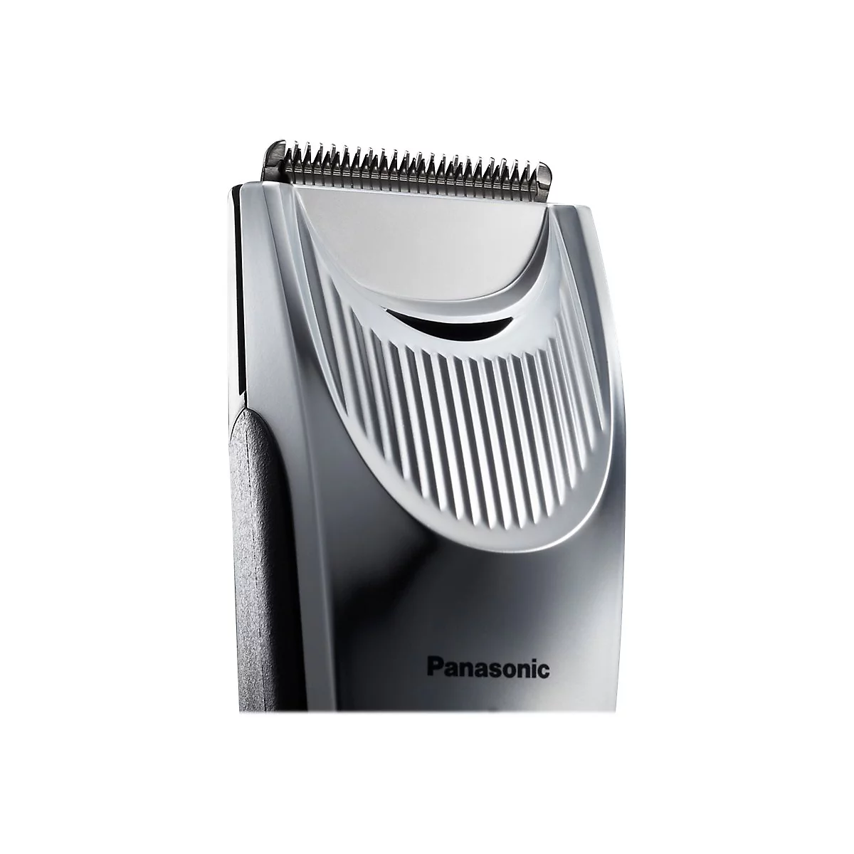 Nahaufnahme des Scherkopfes eines silbernen Panasonic Haarschneiders vor weißem Hintergrund.