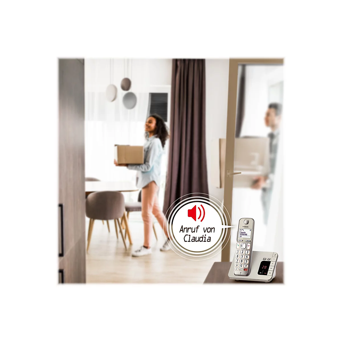 Eine Frau trägt einen Karton in einem Wohnzimmer. Auf einem Tisch steht ein Telefon. Ein Anruf von Claudia wird angezeigt.