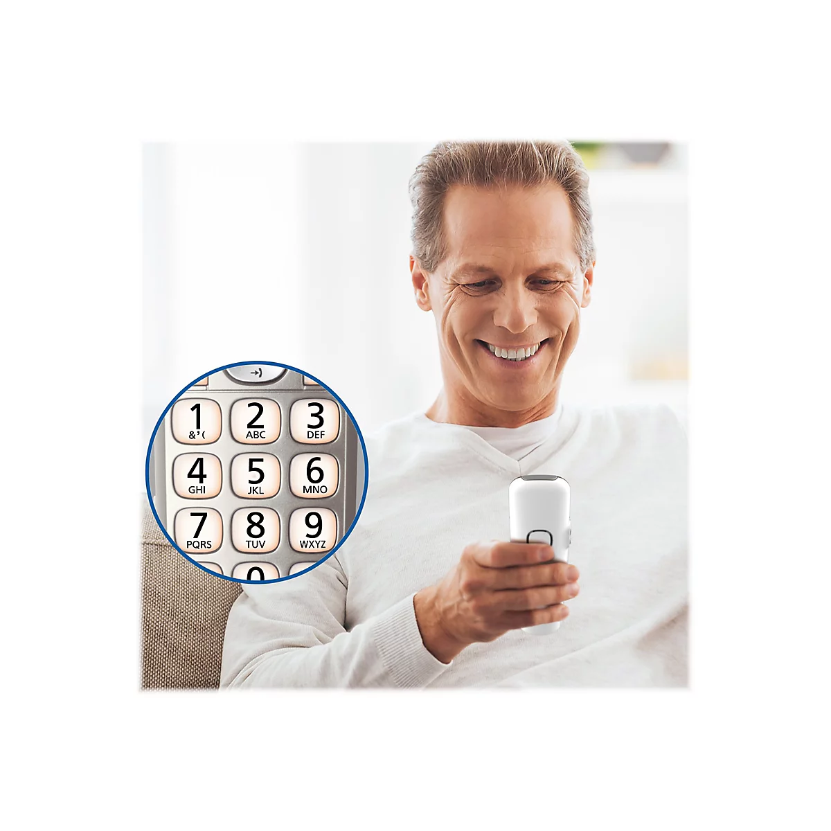 Ein lächelnder Mann hält ein weißes Mobiltelefon. Der Fokus liegt auf dem Ziffernblock und der Telefon, mit dem Mann im Hintergrund.