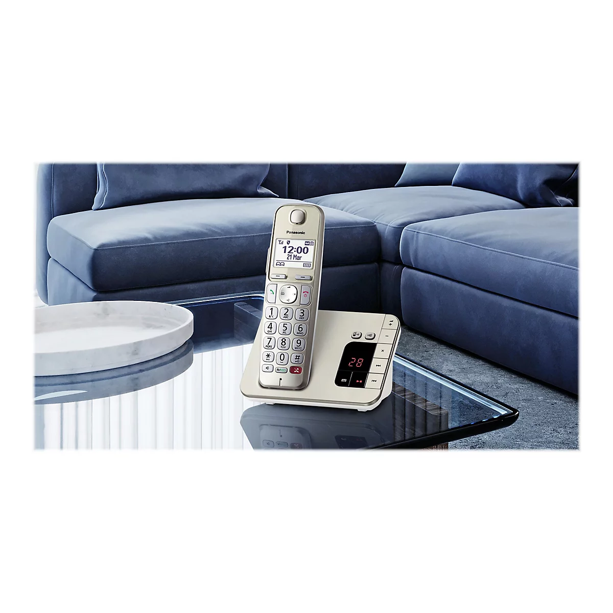 Ein elfenbeinfarbenes schnurloses Telefon mit Ladeschale steht auf einem Glastisch. Im Hintergrund ein blaues Sofa.