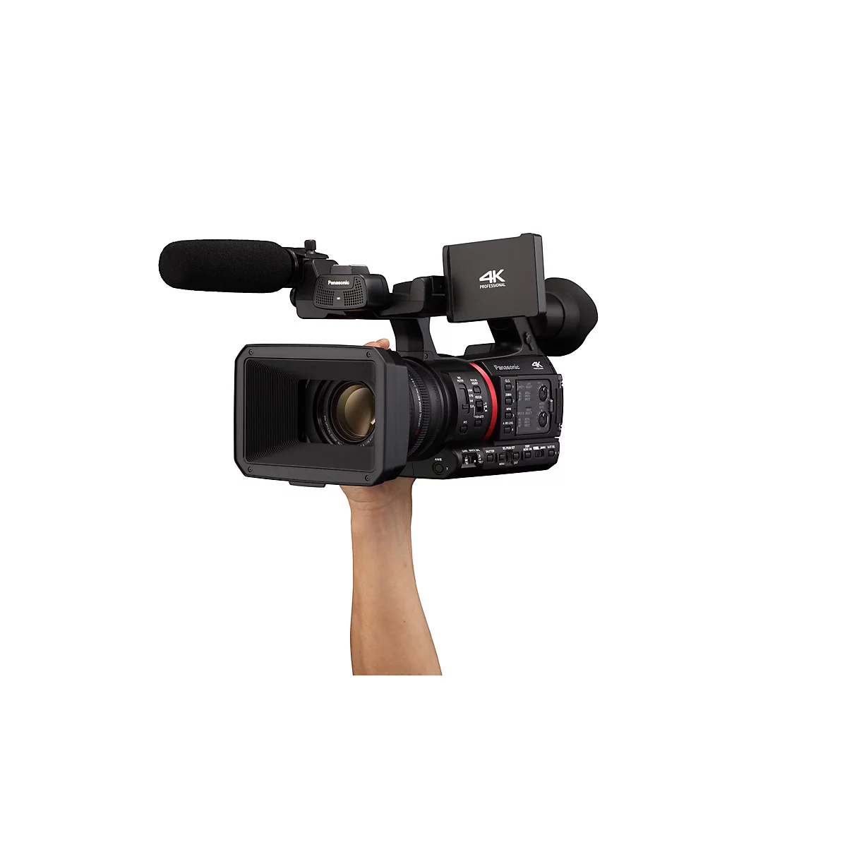 Eine schwarze professionelle Videokamera mit Objektiv, Mikrofon und Haltegriff. Die Kamera wird von einer Hand gehalten, vor weißem Hintergrund.