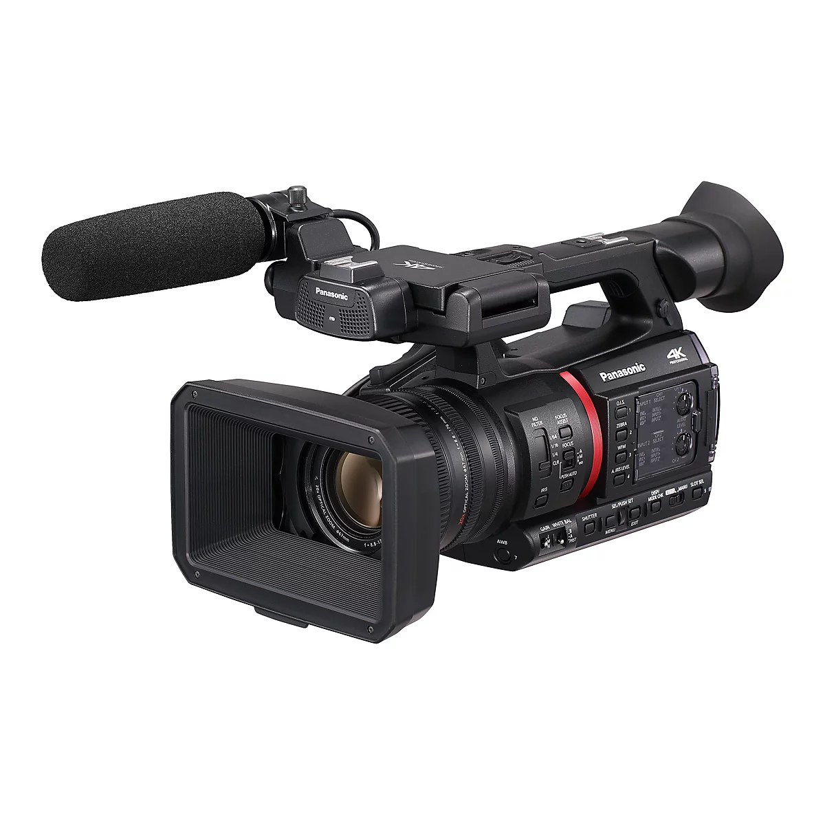 Schwarzer Panasonic 4K Profi-Camcorder mit aufgesetztem Richtmikrofon vor weißem Hintergrund.