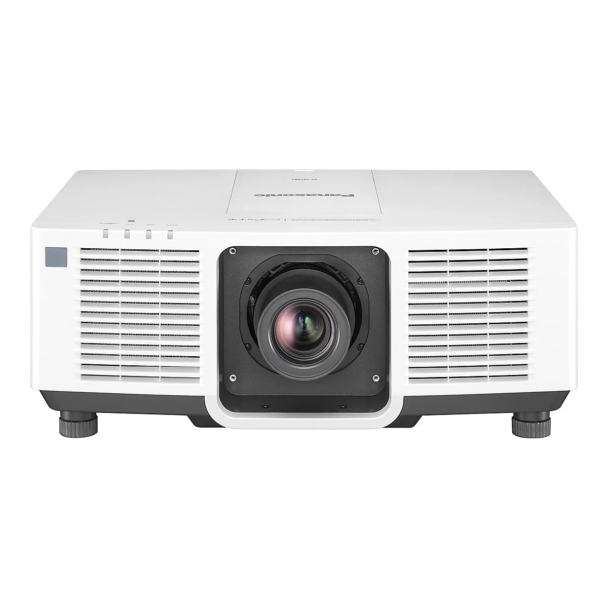Weißer Panasonic-Projektor in Frontansicht mit zentralem Objektiv und Lüftungsschlitzen vor weißem Hintergrund.