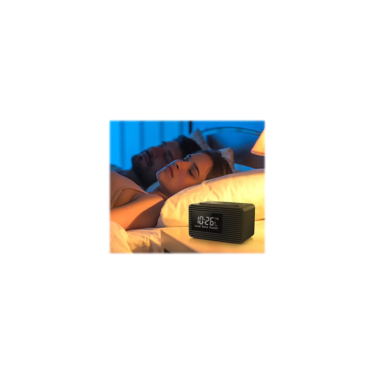 Schlafendes Paar im Bett. Ein Radiowecker auf dem Nachttisch zeigt die Uhrzeit an.