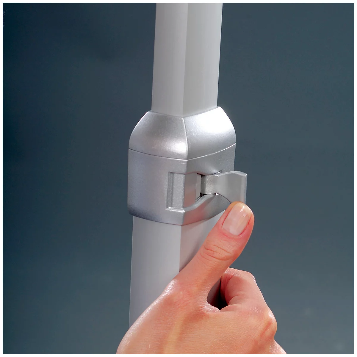 Panneau d'information Update Display, DIN A4, réglable en hauteur, inclinable, cadre pliable 25 mm, aluminium, argenté