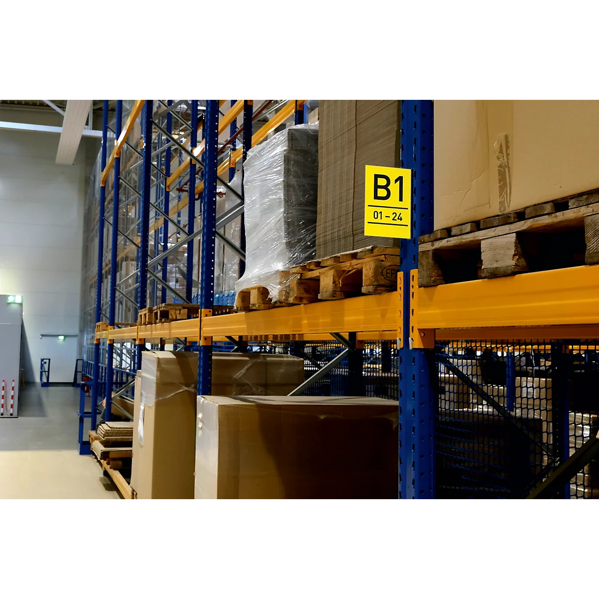 Un cadre rectangulaire blanc avec un support argenté, fixé à un mur blanc. Le cadre est légèrement incliné.