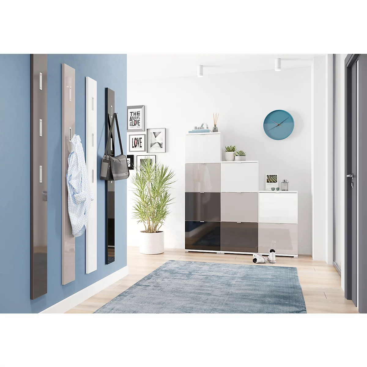 Couloir avec mur bleu, porte-manteau, meuble à chaussures, horloge et plantes.