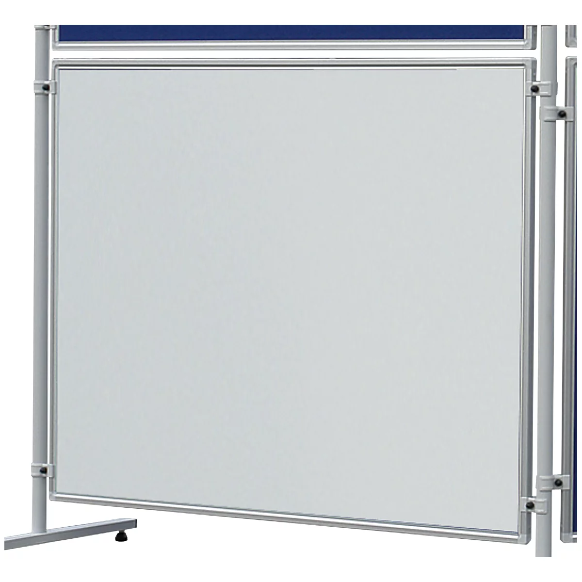 Cloison de tableau blanc mobile. Tableau blanc dans un cadre argenté, dessus bleu, pieds noirs.