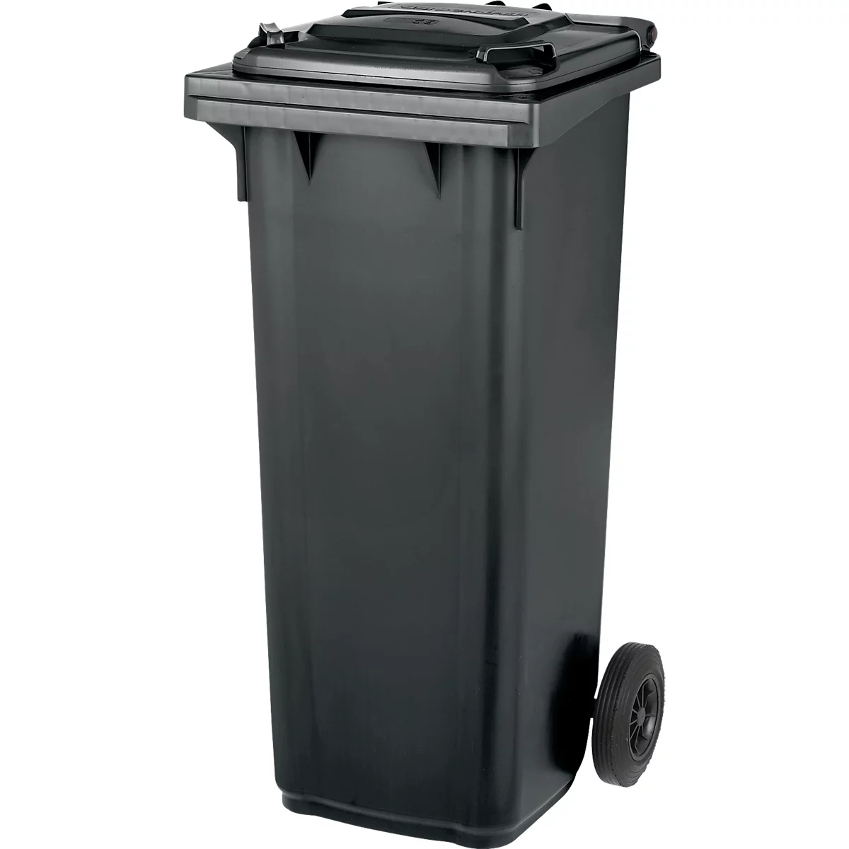 Contenedor de basura negro con tapa y ruedas, sobre un fondo blanco.