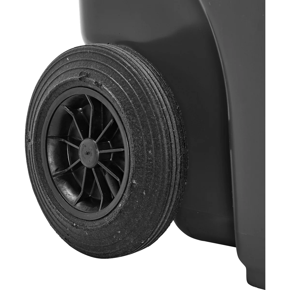 Primer plano de una rueda de cubo de basura negra. La rueda tiene radios negros y un neumático de goma.
