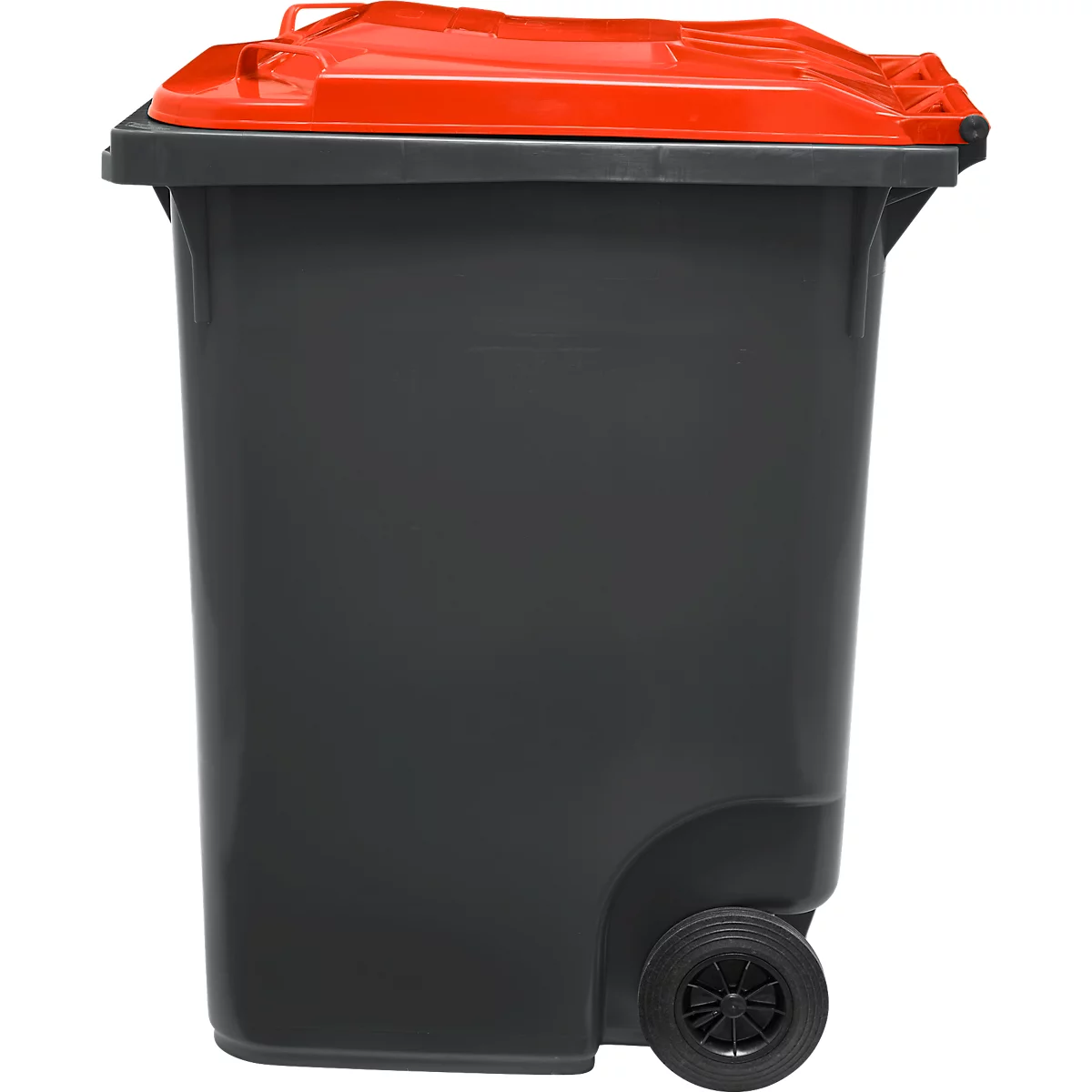 Contenedor de basura gris oscuro con tapa roja, una rueda en un lado.