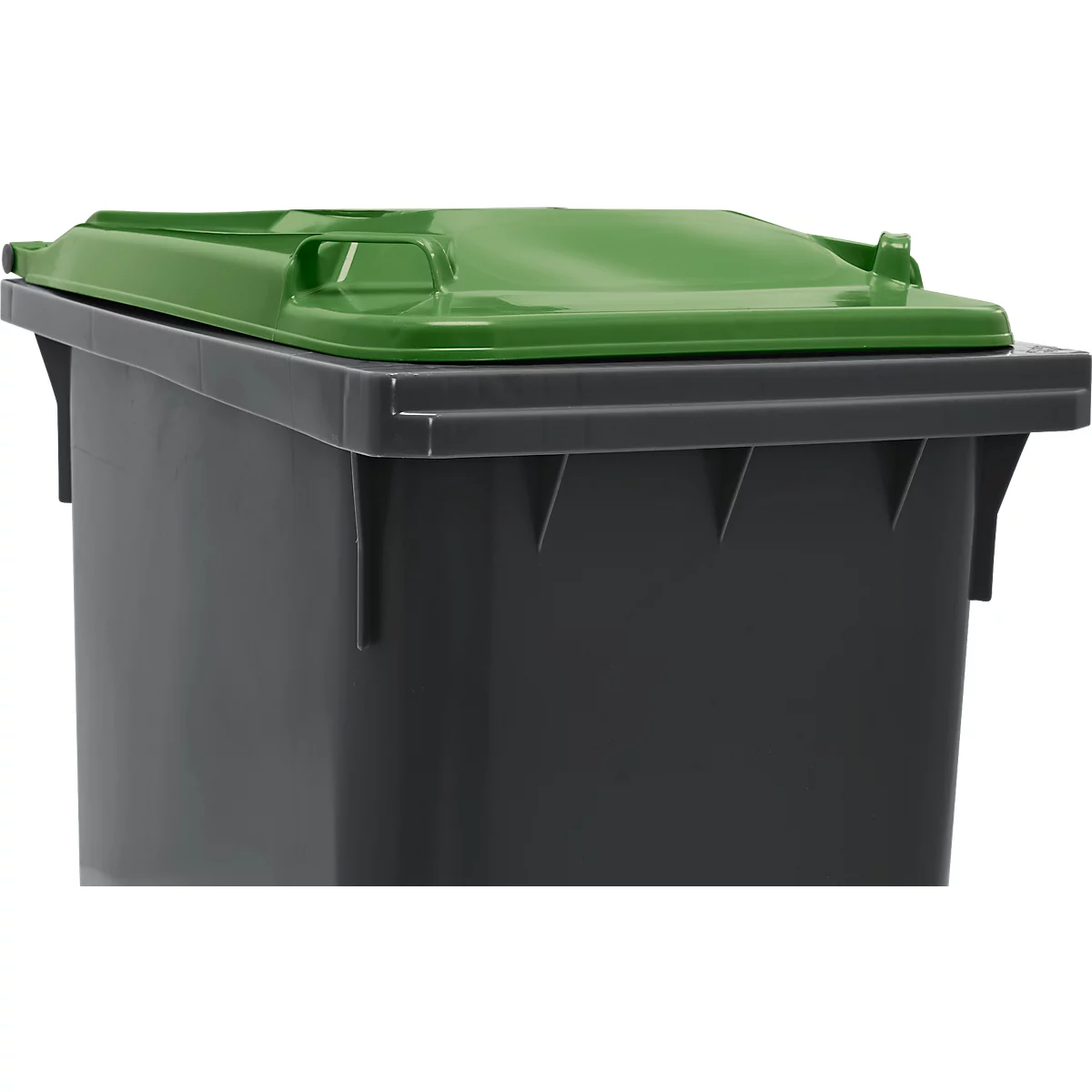 Contenedor de basura gris con tapa verde, primer plano.