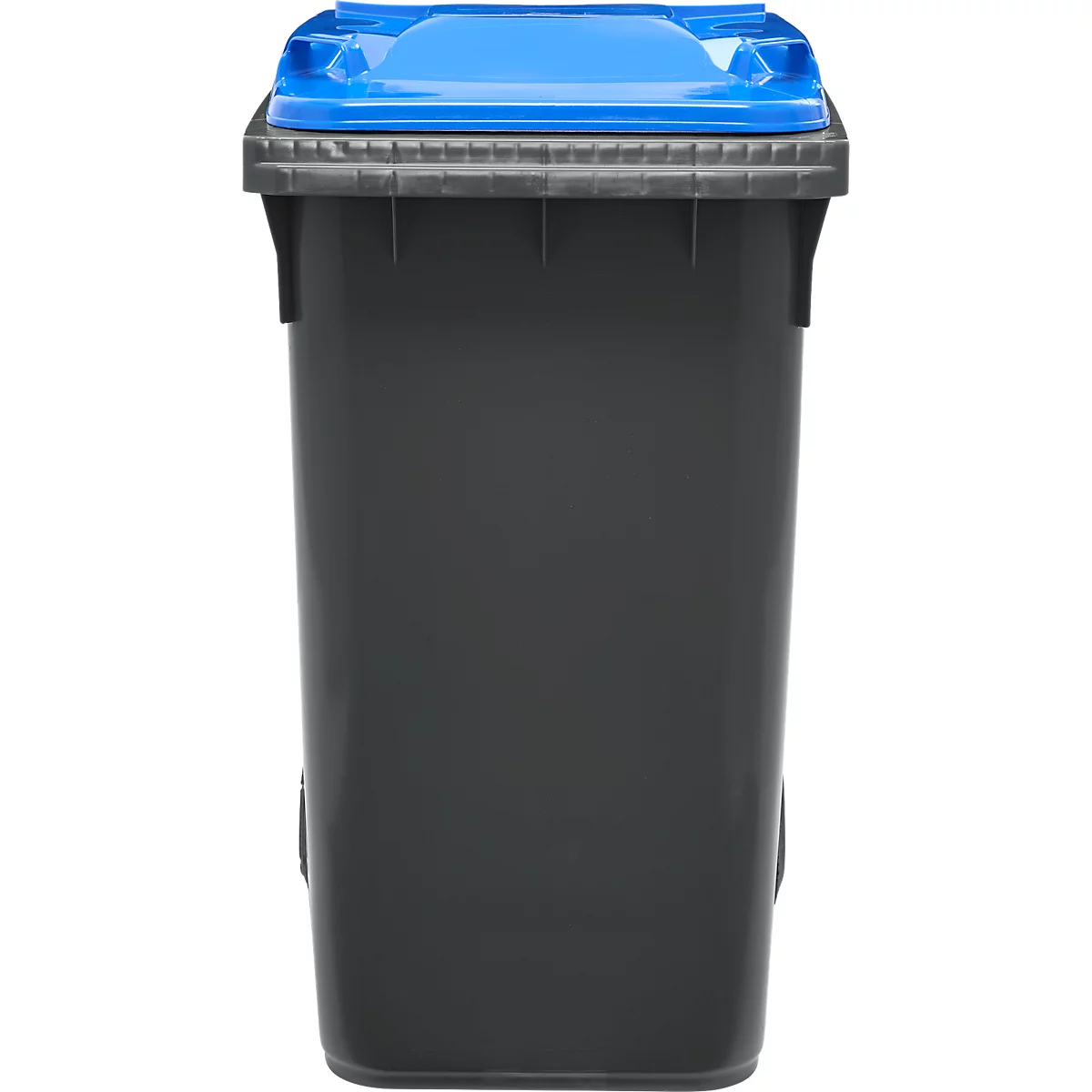 Contenedor de basura gris oscuro con tapa azul. Se encuentra sobre un fondo neutro.