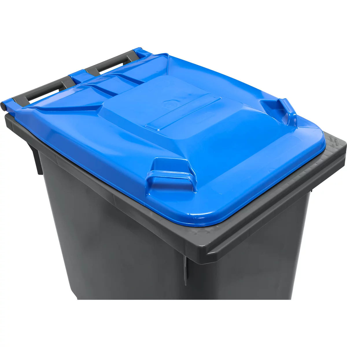 Primer plano de un cubo de basura gris con tapa azul. La tapa tiene una asa y un hueco.