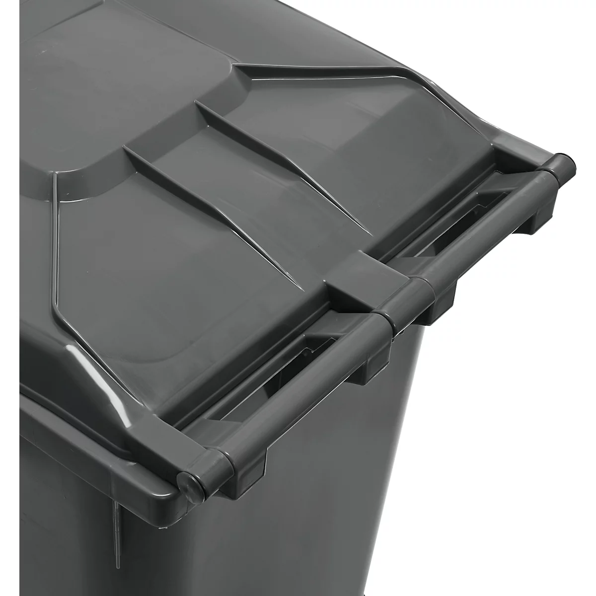 Primer plano de una tapa de cubo de basura gris con asa.