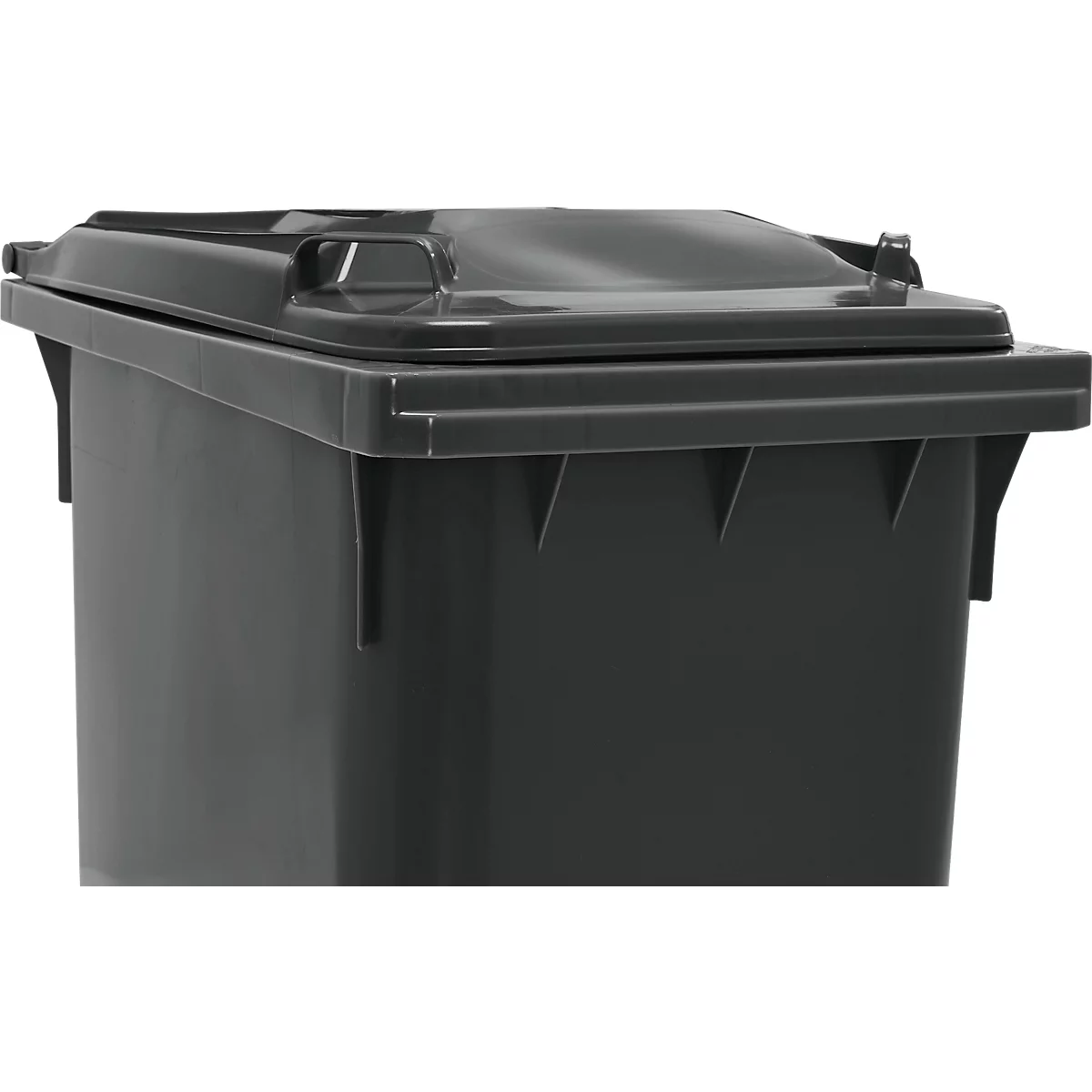 Contenedor de basura negro con tapa; primer plano. Rectangular con esquinas robustas.