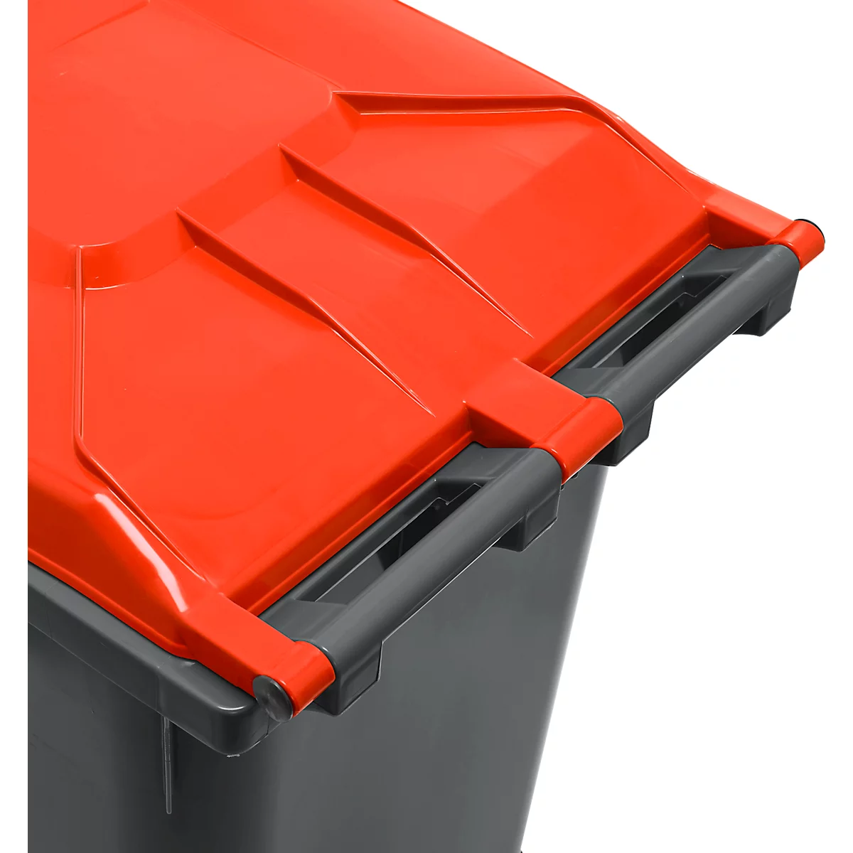 Primer plano de un cubo de basura gris con tapa roja. La tapa está ligeramente abierta, se ve el asa.