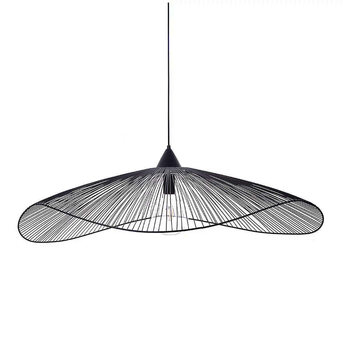 Schwarze Hängelampe mit filigranem Drahtgestell in Hutform, an schwarzem Kabel aufgehängt.