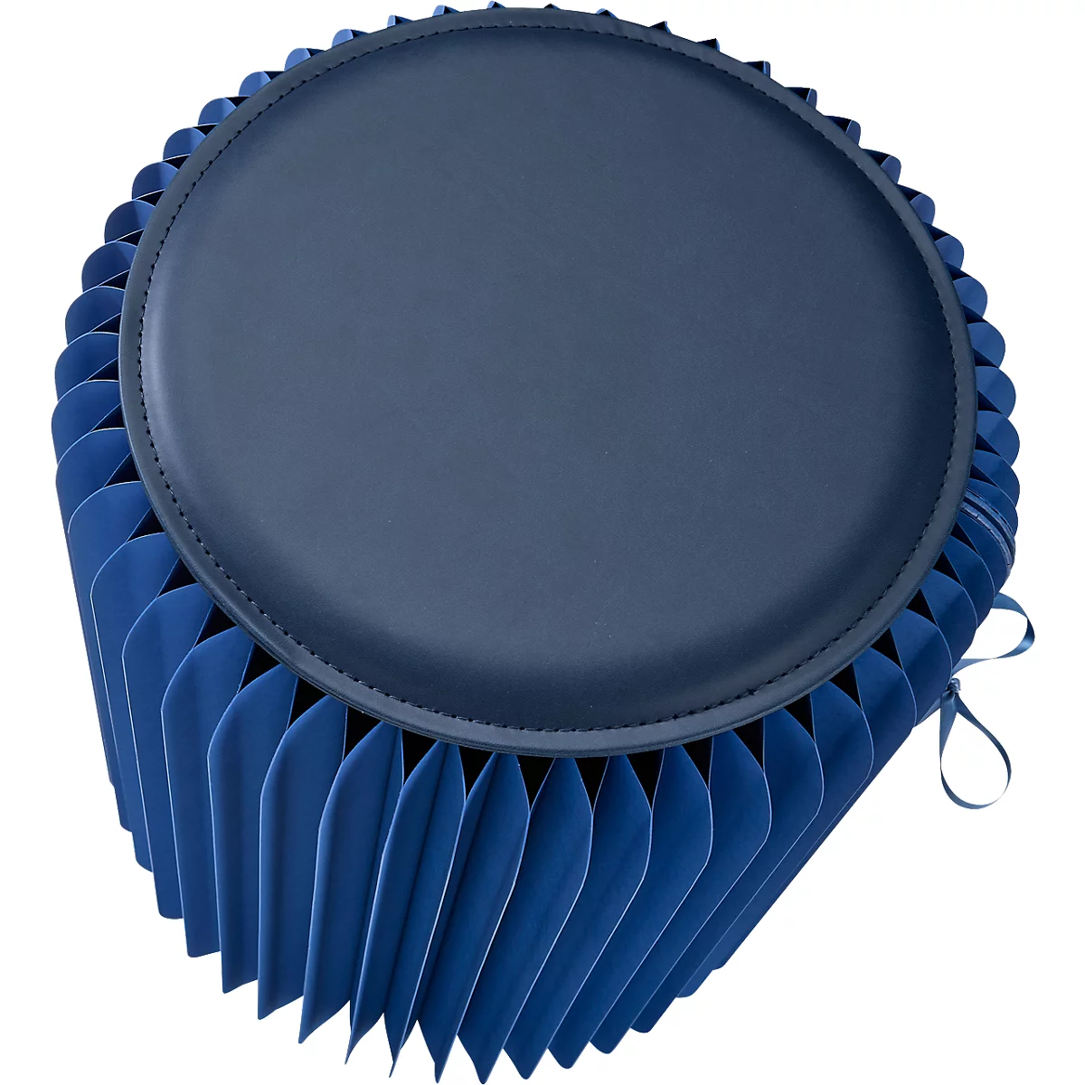 Blauer, runder Hocker mit gefalteten Seiten und lederähnlicher Oberfläche.