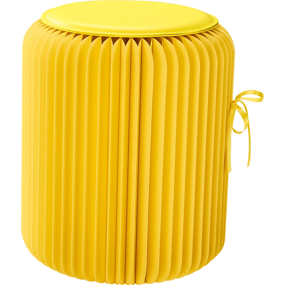 Gelber, runder Hocker aus gefaltetem Material, mit gelber Sitzfläche und gelber Schleife.