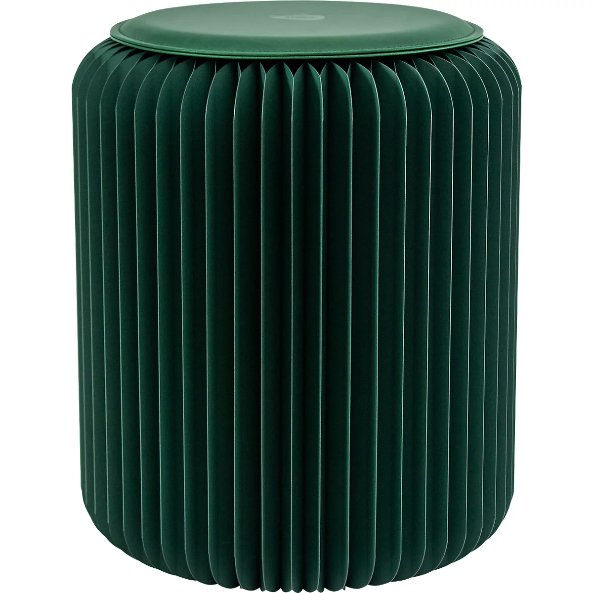 Ein grüner, runder Hocker, der wie eine Ziehharmonika gefaltet ist, mit einer flachen, grünen Sitzfläche.