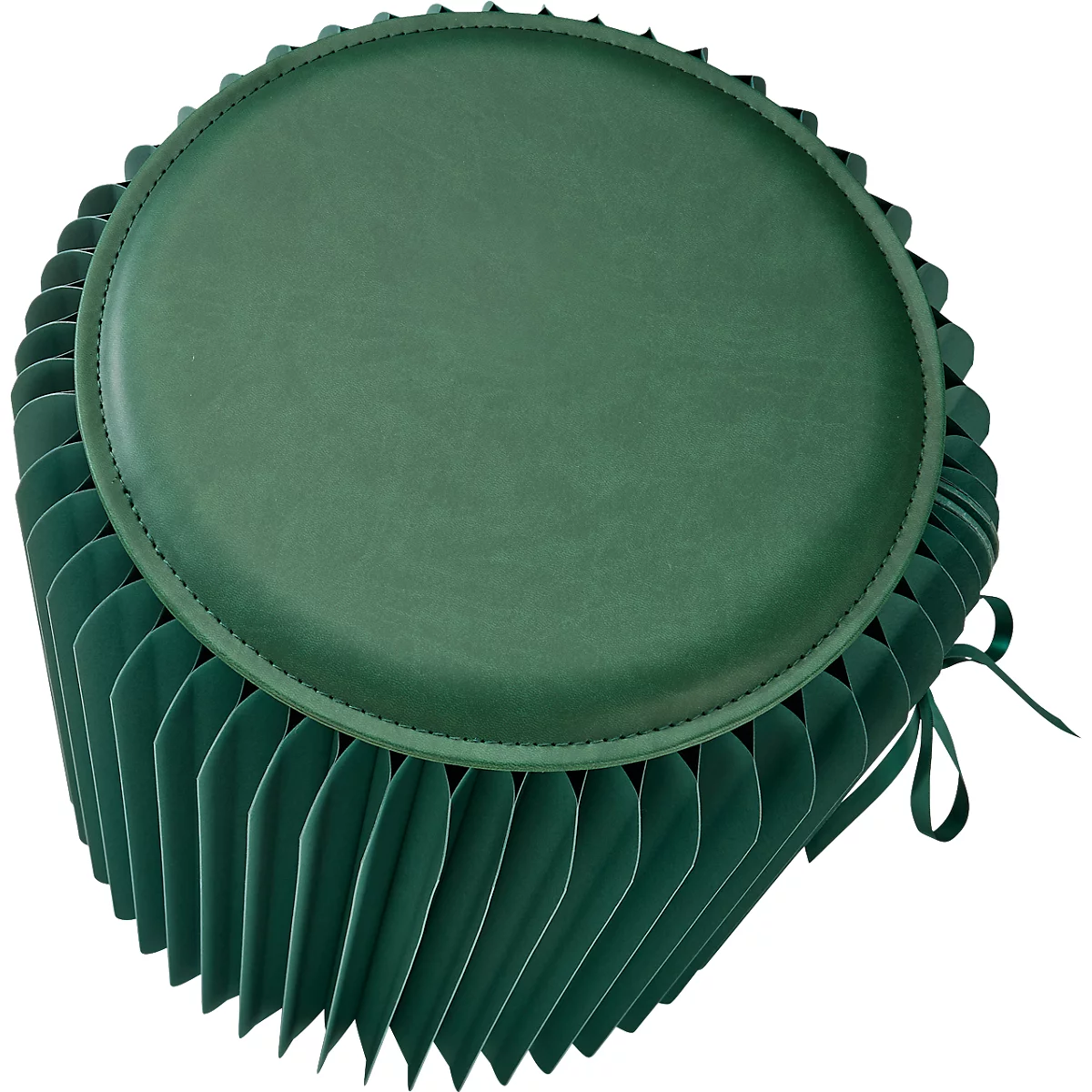 Grüner, runder Hocker aus gefaltetem Material mit runder Sitzfläche und Schleife.