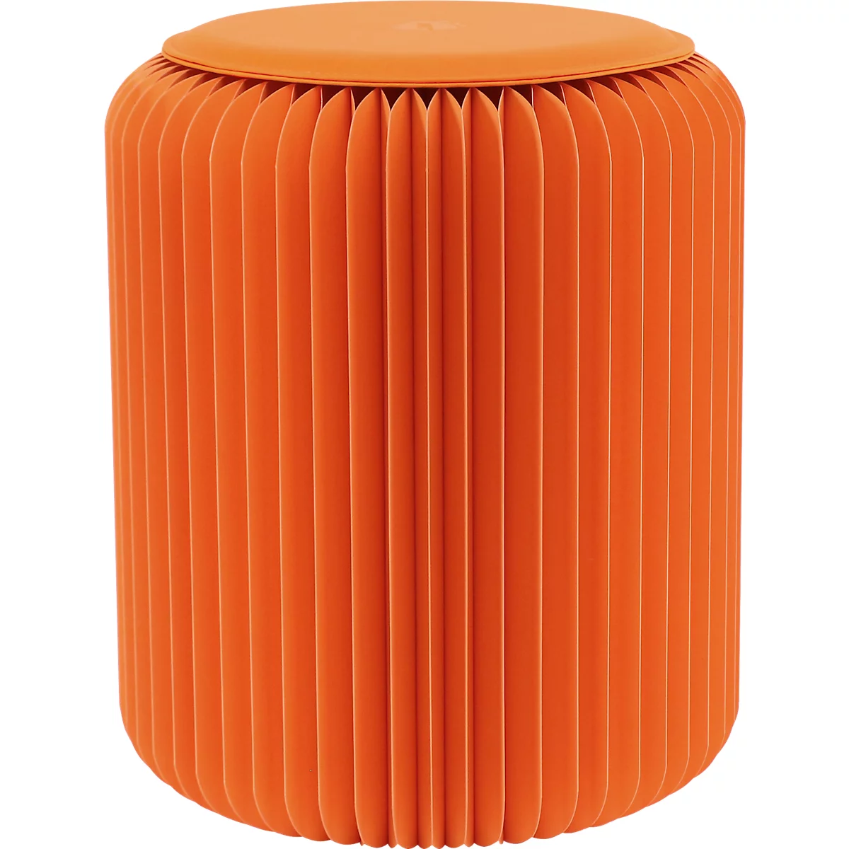 Ein orangefarbener, zusammenfaltbarer Hocker mit geriffelter Oberfläche.