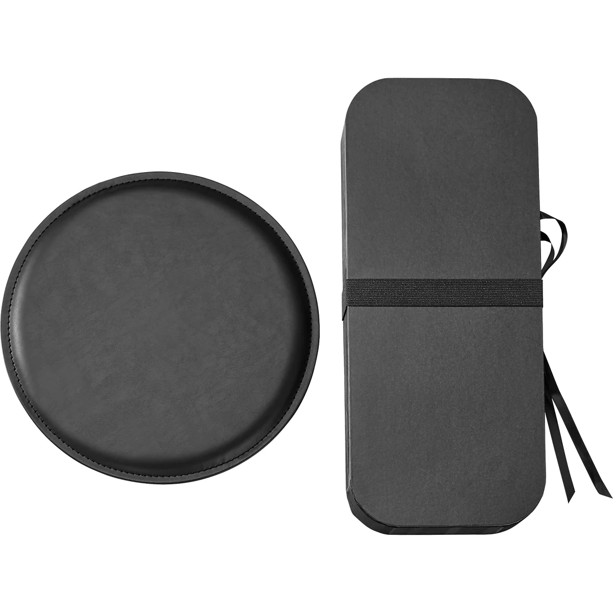 Zwei schwarze Objekte: ein rundes Tablett und eine längliche, rechteckige Box mit Schleife.