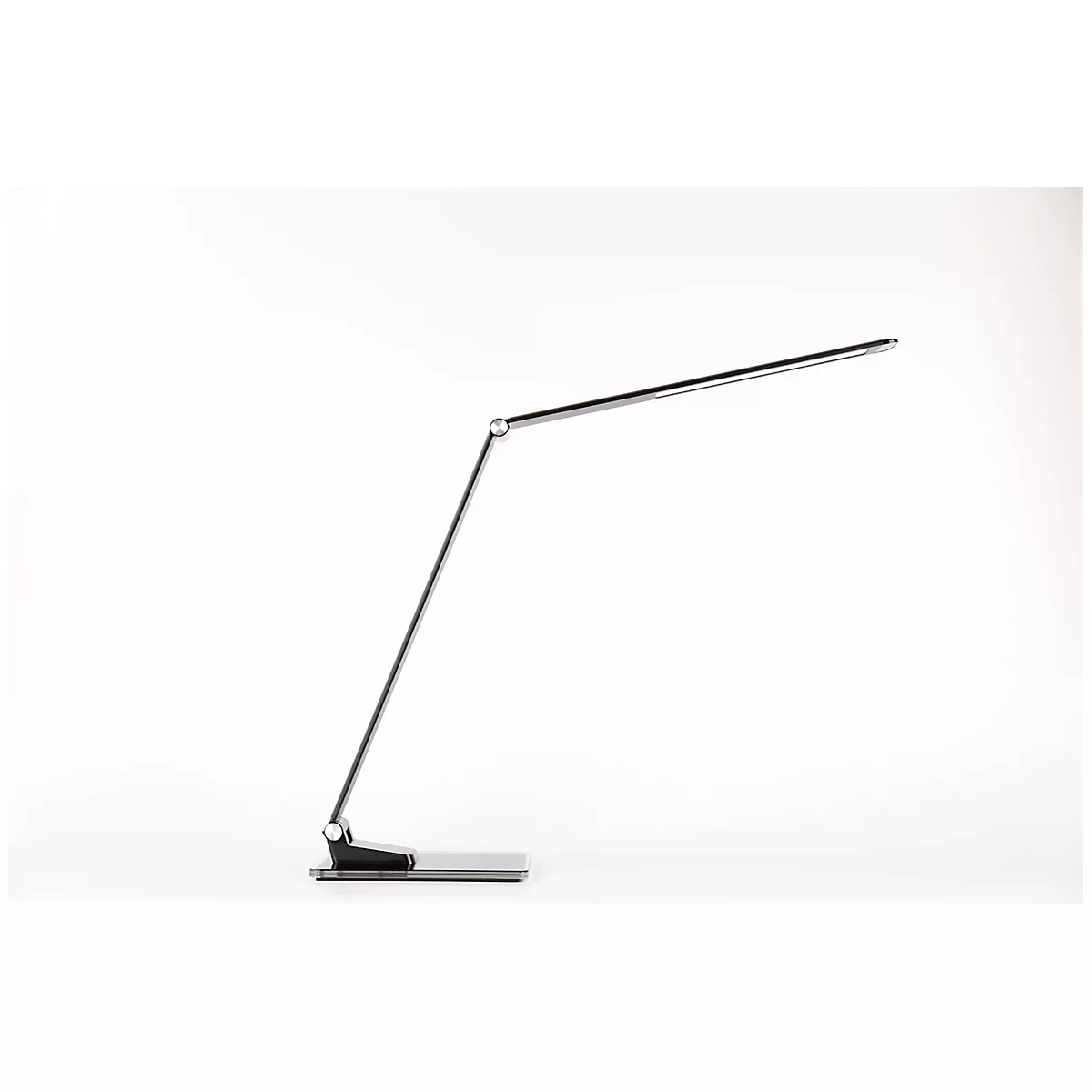 Lampe de bureau moderne, grise, avec bras pivotant et base rectangulaire, sur fond blanc.