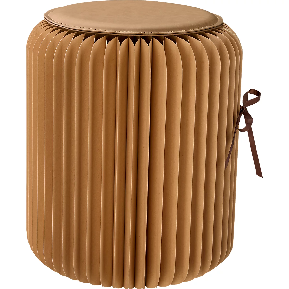 Ronde, opvouwbare kruk in bruin met een bruin zitvlak, gevouwen ontwerp en lint.