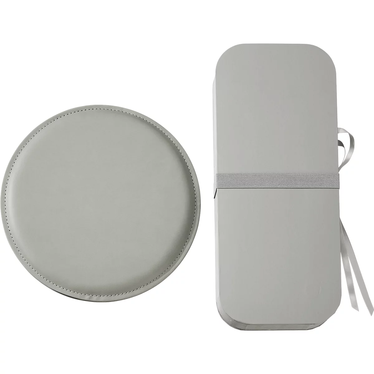 Lichtgrijs rond dienblad naast een langwerpige doos. De lade heeft een decoratieve naad, de doos een grijs lint.