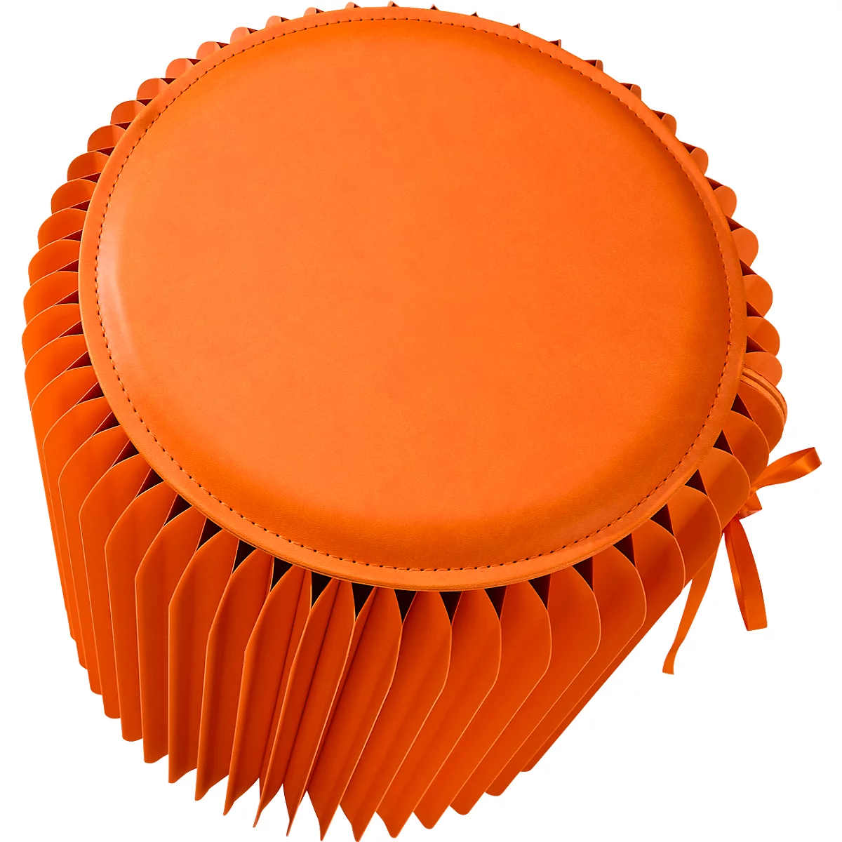 Een ronde, oranje kruk gemaakt van gevouwen papier. De zitting is ook oranje.