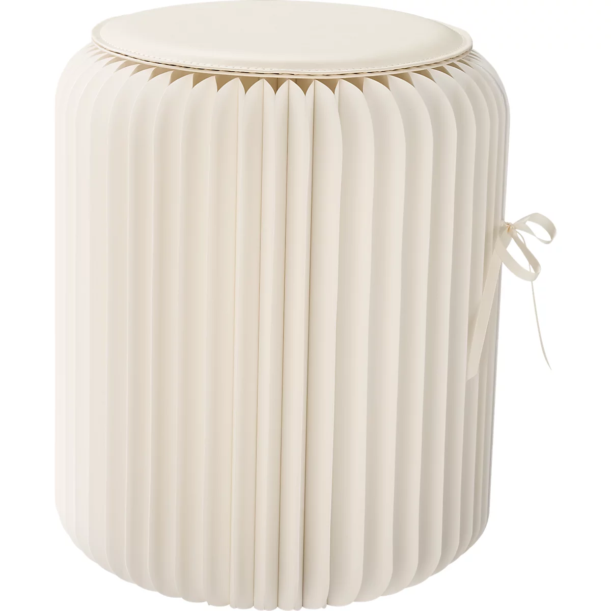 Beige ronde kruk met geplooide zijkanten en crèmekleurige zitting. Aan de zijkant is een lint bevestigd.